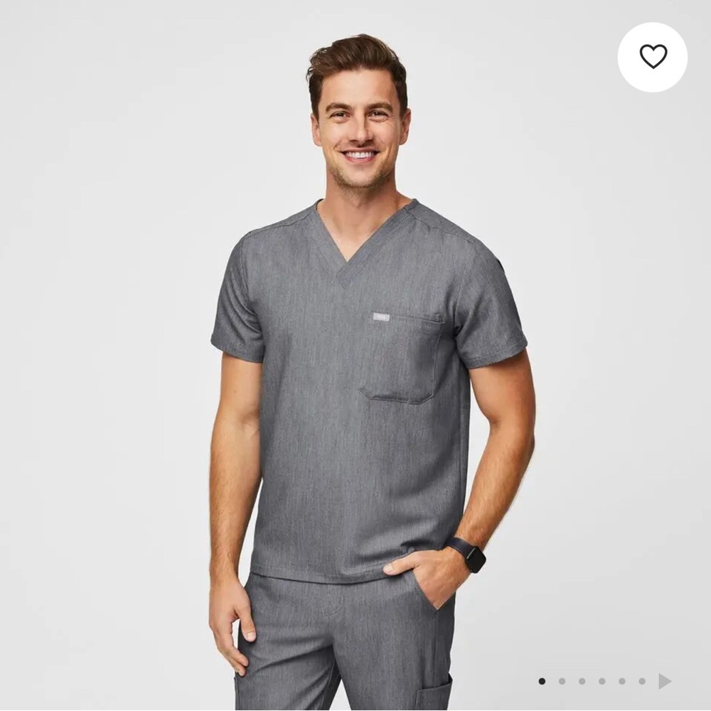 Leon Three-Pocket Scrub Top